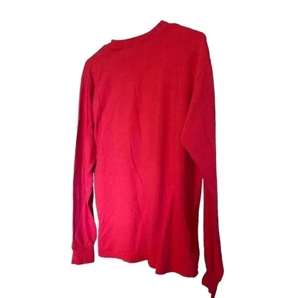 GILDAN RED TEE SIZE MEDIUM WITH SNOWMAN SINGING ON FRONT - Picture 2 of 2